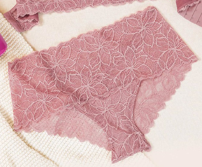 Panty cachetero en encaje